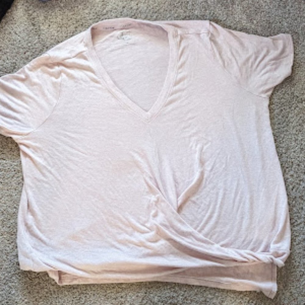 Light pink Calvin Klein shirt with a twist, good condition!
